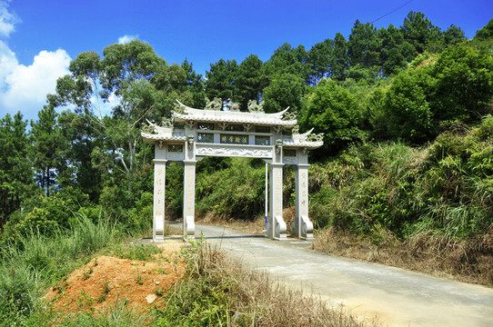 鄉(xiāng)村公路上的牌坊