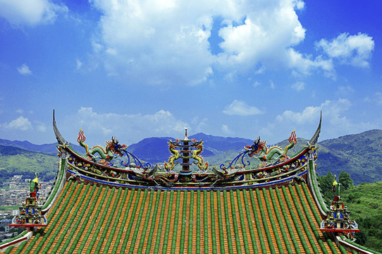 對稱裝飾神龍的屋頂