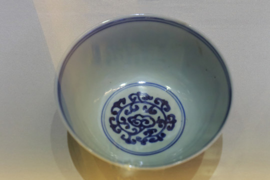 仿宣德款青花纏枝靈芝托八卦紋碗