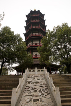 繩金塔