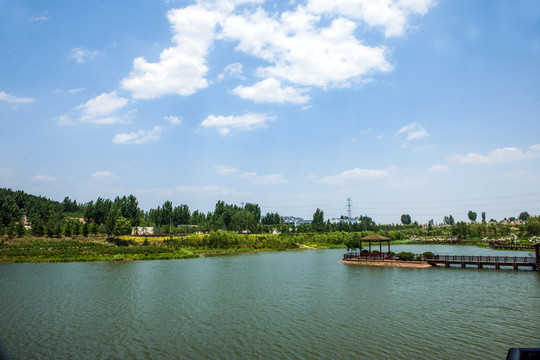 河岸風(fēng)景 藍(lán)天白云