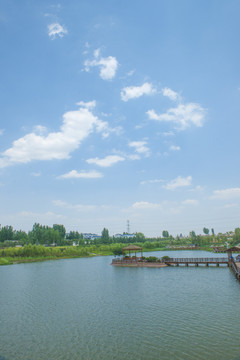 沿河風(fēng)光