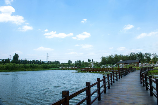 白云藍(lán)天 河畔風(fēng)景大圖