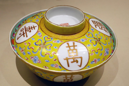 粉彩卍字開光萬壽無疆蓋碗