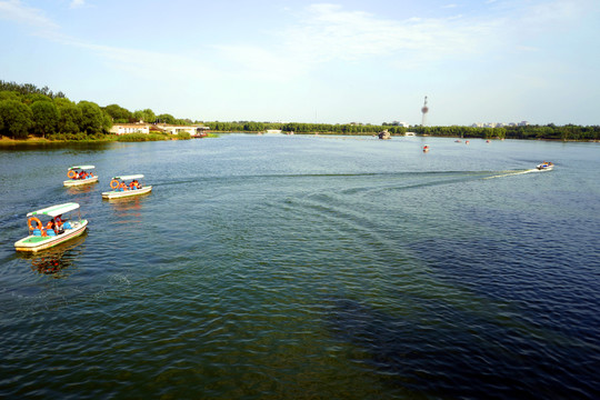 湖景游船