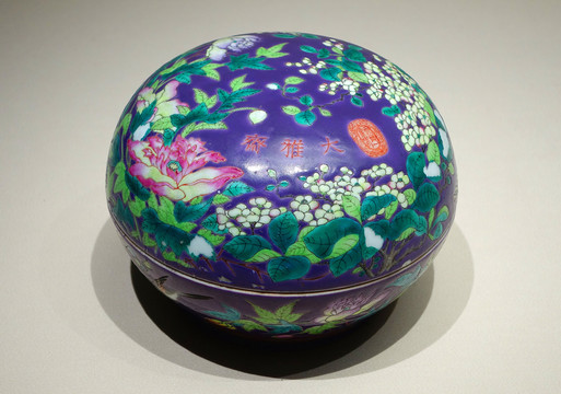 藕荷地粉彩花鳥圖圓盒