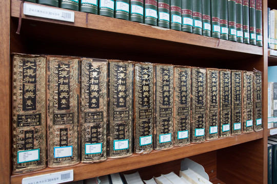 書架上的圖書