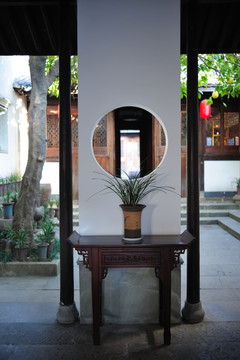 中国明清时期古宅中的兰花盆栽
