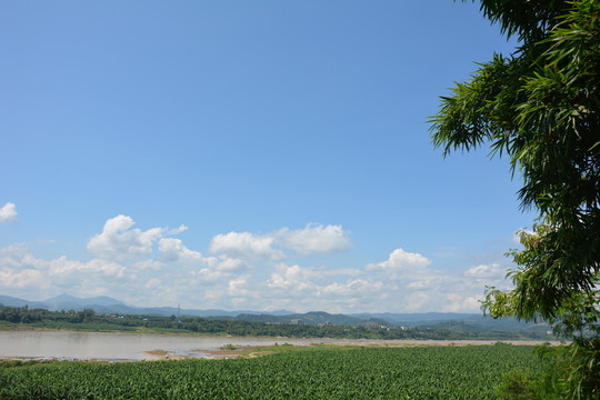西雙版納風(fēng)景建筑 藍(lán)天白云