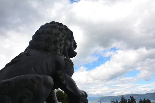 藍(lán)天 白云 石獅子