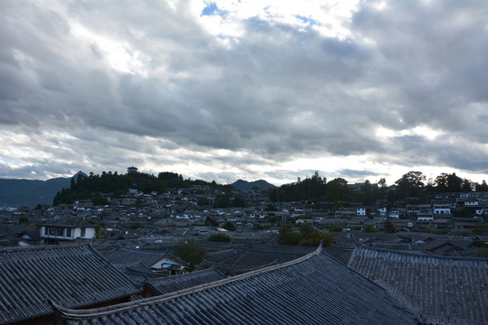 積云 遠(yuǎn)山 古鎮(zhèn) 屋頂 藍(lán)天