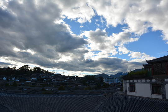 積云 遠(yuǎn)山 古鎮(zhèn) 屋頂 藍(lán)天