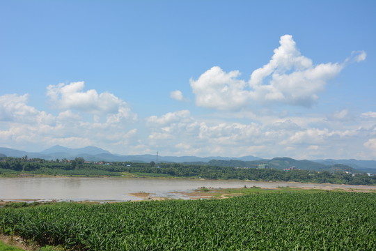 藍天白云 河流