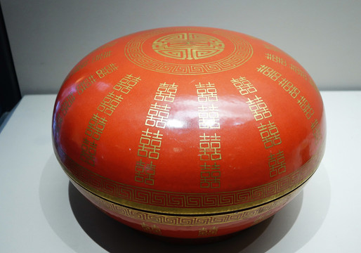 礬紅地描金雙喜字圓盒