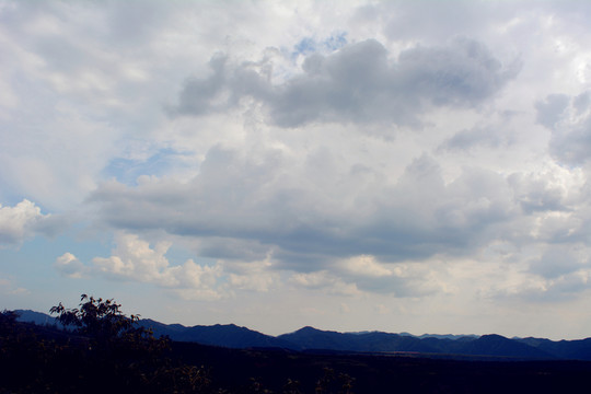 陰雨天的山區(qū)