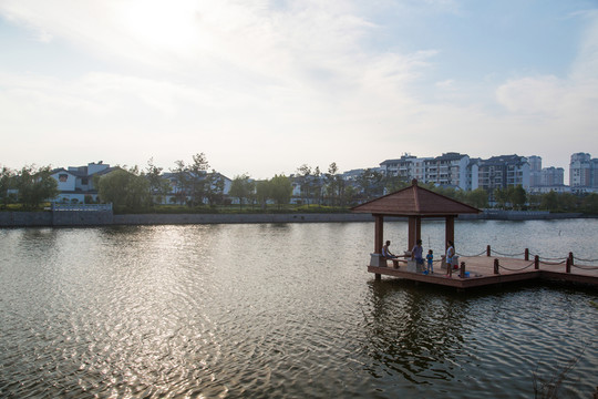 夕陽時(shí)刻的濱海建筑