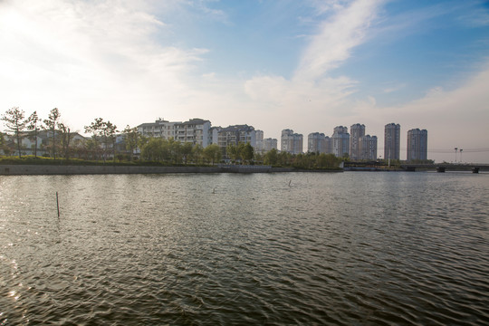 夕陽時(shí)刻海邊民居