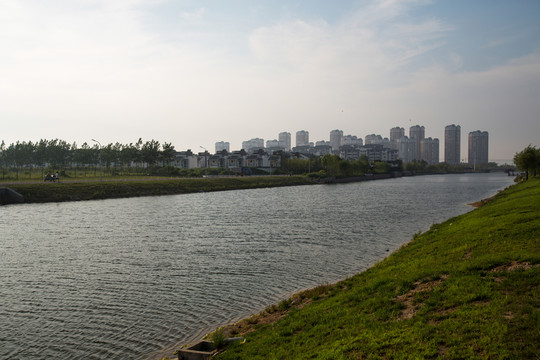 夕陽(yáng)下的濱海建筑遠(yuǎn)景