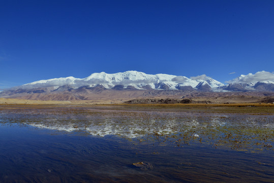 雪山倒影