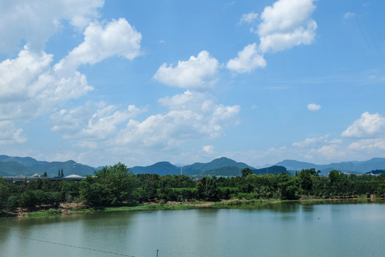 藍(lán)天下的湖水