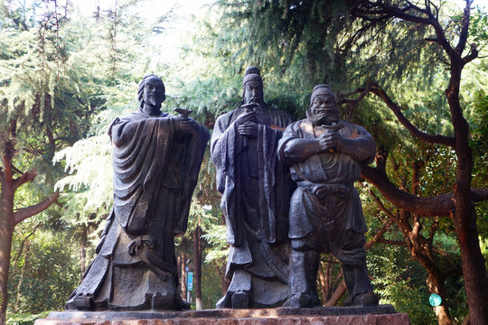 劉備、關(guān)羽、張飛雕像