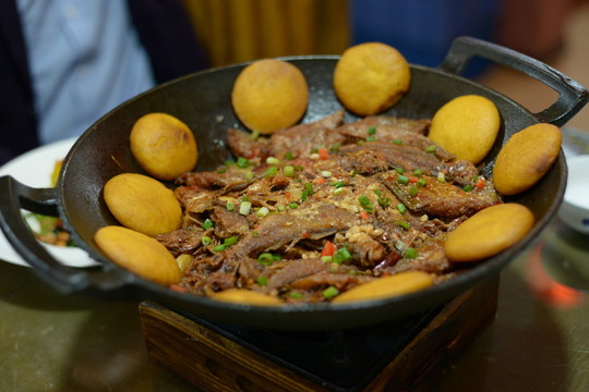 鐵鍋雜魚貼餅子