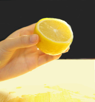 手拿檸檬
