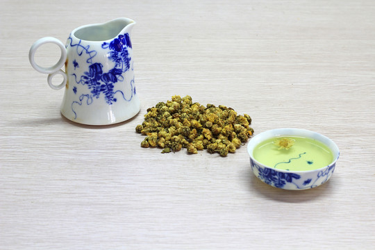 青瓷茶杯與干菊花