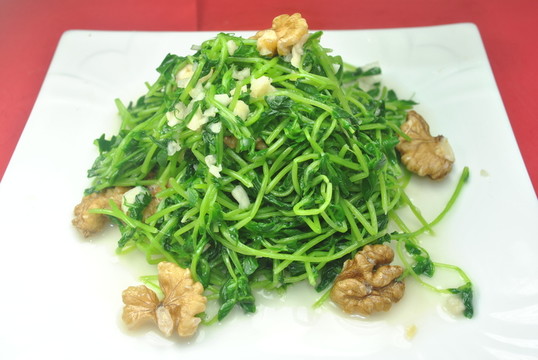 豌豆苗拌核仁
