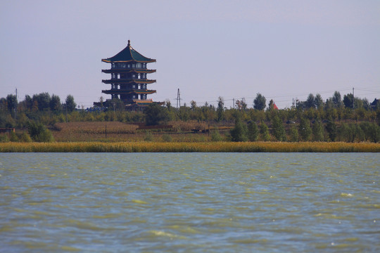 湖畔寶塔