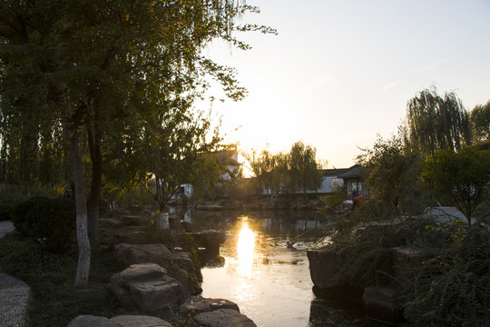 夕陽(yáng)下的小湖
