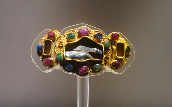 金鑲寶石絳環(huán)
