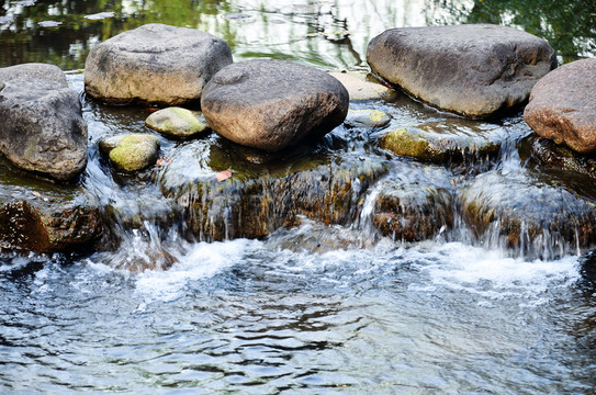 石頭流水