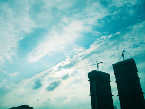 白云像海浪 蔚藍(lán)天空