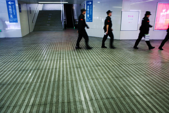 車站 警察 巡邏