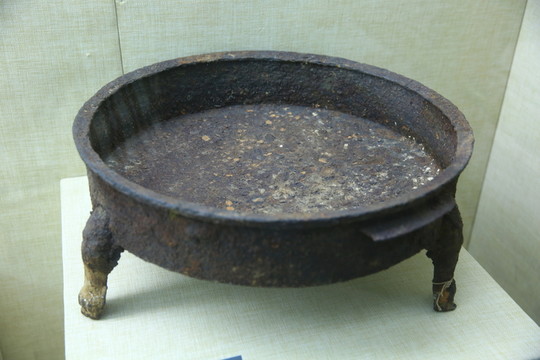 元代三足鐵釜