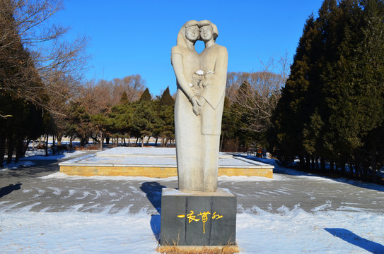 一衣帶紅雕塑