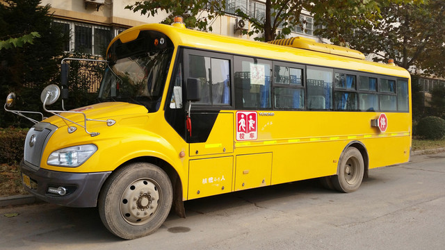 校車