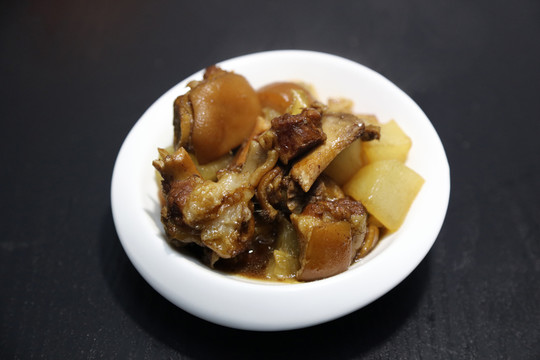 蘿卜燜豬腳