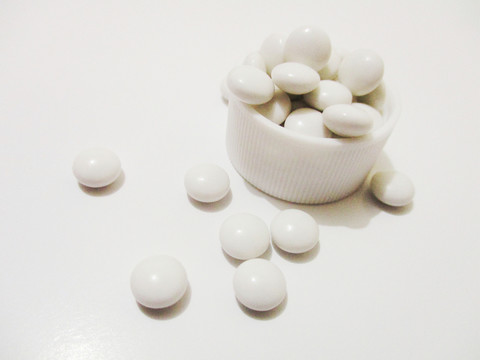 白色糖衣藥丸攝影 醫(yī)藥科技