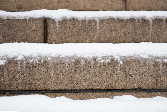 臺(tái)階上的冰雪