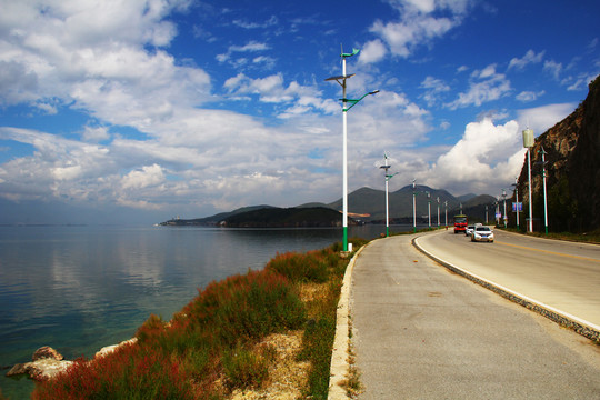 湖邊的公路