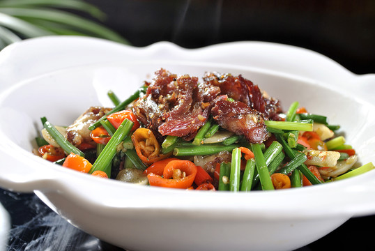 青椒折骨肉 蒜苔炒臘肉