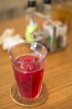 紅色冰鎮(zhèn)飲料