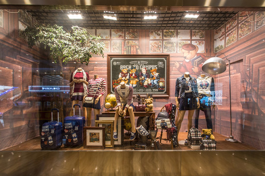 服飾店櫥窗展示設(shè)計