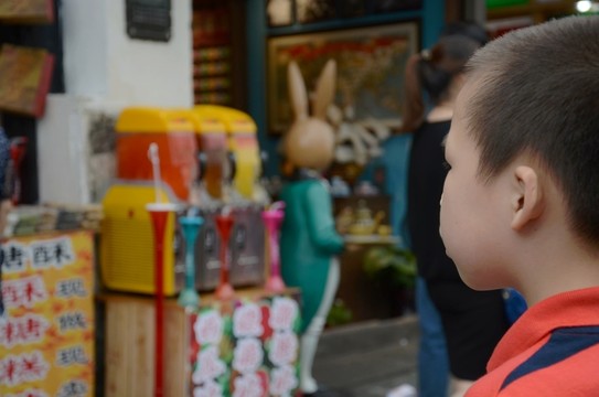 男孩和玩具