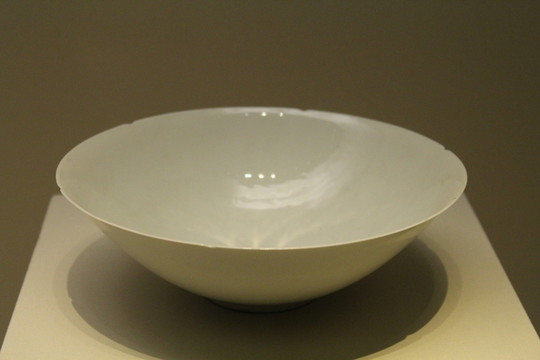 白釉葵口碗