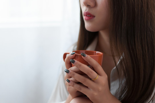 端著茶杯的女人