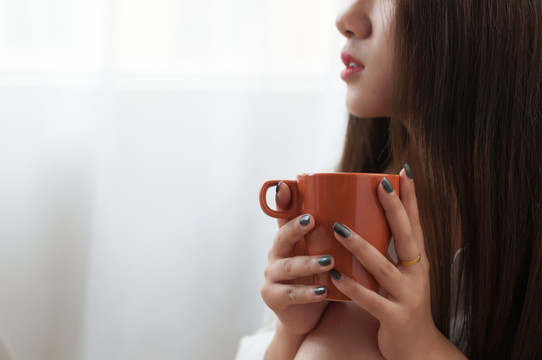 端著茶杯的女人