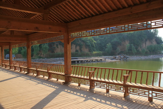 木質(zhì)長(zhǎng)廊橋